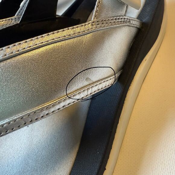 Clarks Silver Flip Flop Sandals with Strap Women's Size 9 - Picture 7 of 9